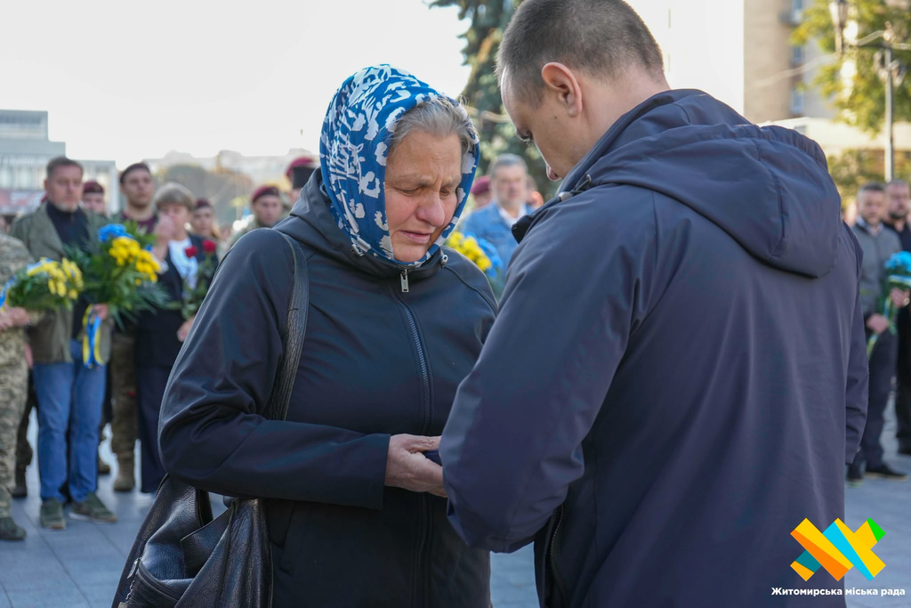 У Житомирі у День Захисників і Захисниць України рідним полеглих воїнів вручили відзнаки - Події. Джерело: Zhitomir-OnLine У Житомирі у День Захисників і Захисниць України рідним полеглих воїнів вручили відзнаки - фото №3
