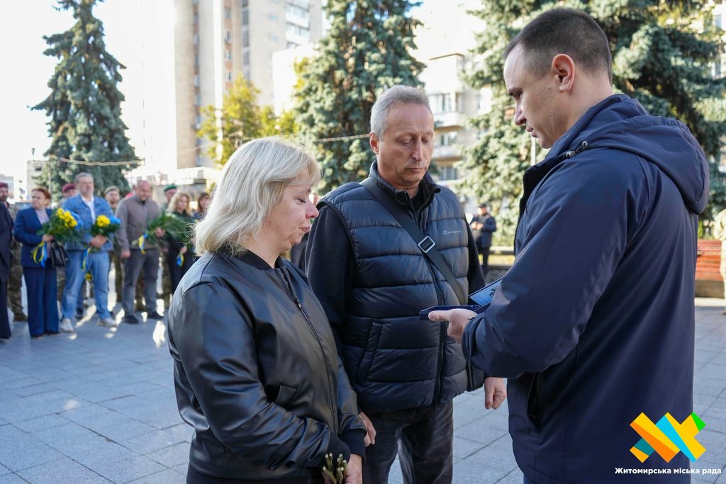У Житомирі у День Захисників і Захисниць України рідним полеглих воїнів вручили відзнаки - Події. Джерело: Zhitomir-OnLine У Житомирі у День Захисників і Захисниць України рідним полеглих воїнів вручили відзнаки - фото №4