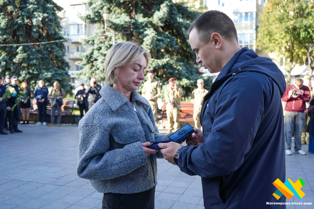 У Житомирі у День Захисників і Захисниць України рідним полеглих воїнів вручили відзнаки - Події. Джерело: Zhitomir-OnLine У Житомирі у День Захисників і Захисниць України рідним полеглих воїнів вручили відзнаки - фото №5