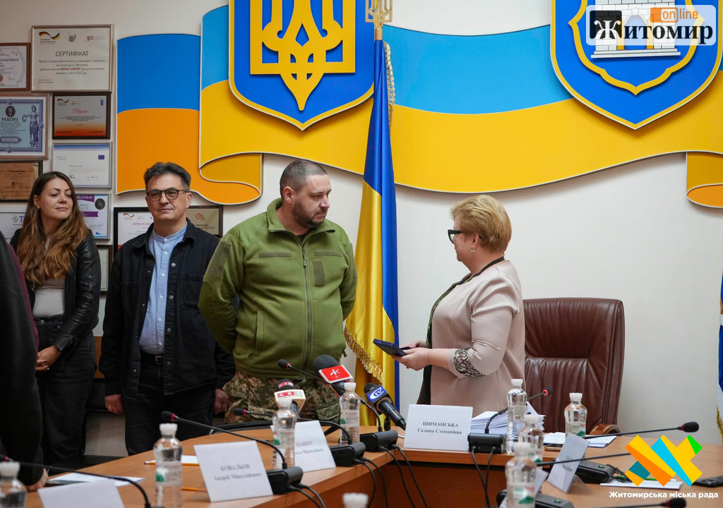 Житомирянину Сергію Давидюку вручили нагороду від громади «Мужність. Честь. Звитяга» - Корисна інформація Житомира та Житомирщини. Джерело: Zhitomir-OnLine Житомирянину Сергію Давидюку вручили нагороду від громади «Мужність. Честь. Звитяга»