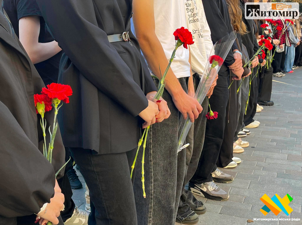 У Житомирі на фасаді ліцею відкрили меморіальну дошку Андрію Хохлюку - Події. Джерело: Zhitomir-OnLine У Житомирі на фасаді ліцею відкрили меморіальну дошку Андрію Хохлюку