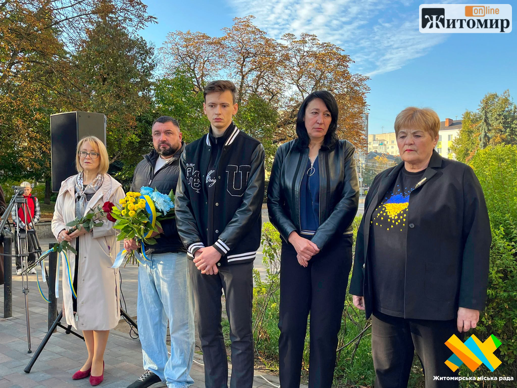 У Житомирі на фасаді ліцею відкрили меморіальну дошку Андрію Хохлюку - Події. Джерело: Zhitomir-OnLine У Житомирі на фасаді ліцею відкрили меморіальну дошку Андрію Хохлюку