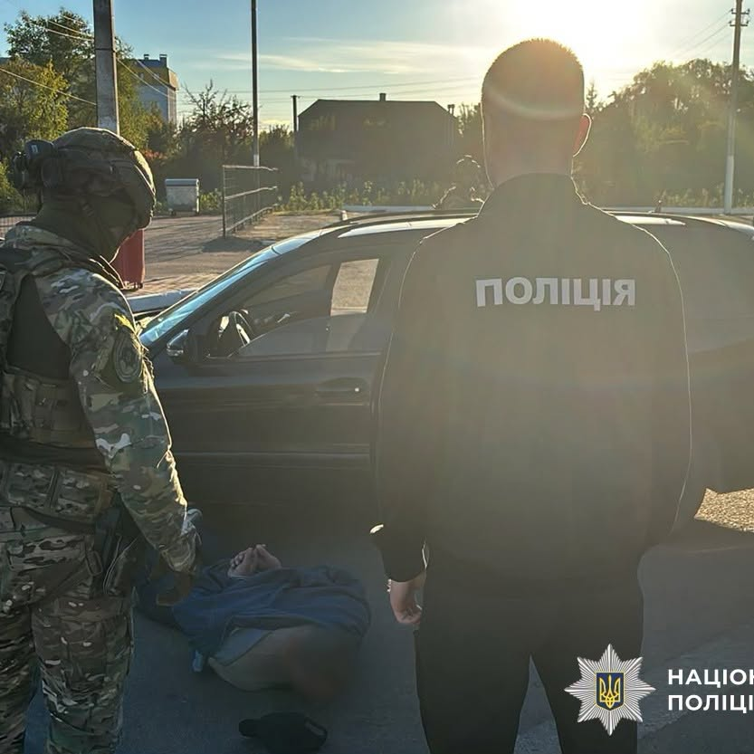 Погрожували насильством через неіснуючий борг: у Коростені двох чоловіків затримали під час отримання 8 тисяч доларів - Події. Джерело: Zhitomir-OnLine Погрожували насильством через неіснуючий борг: у Коростені двох чоловіків затримали під час отримання 8 тисяч доларів