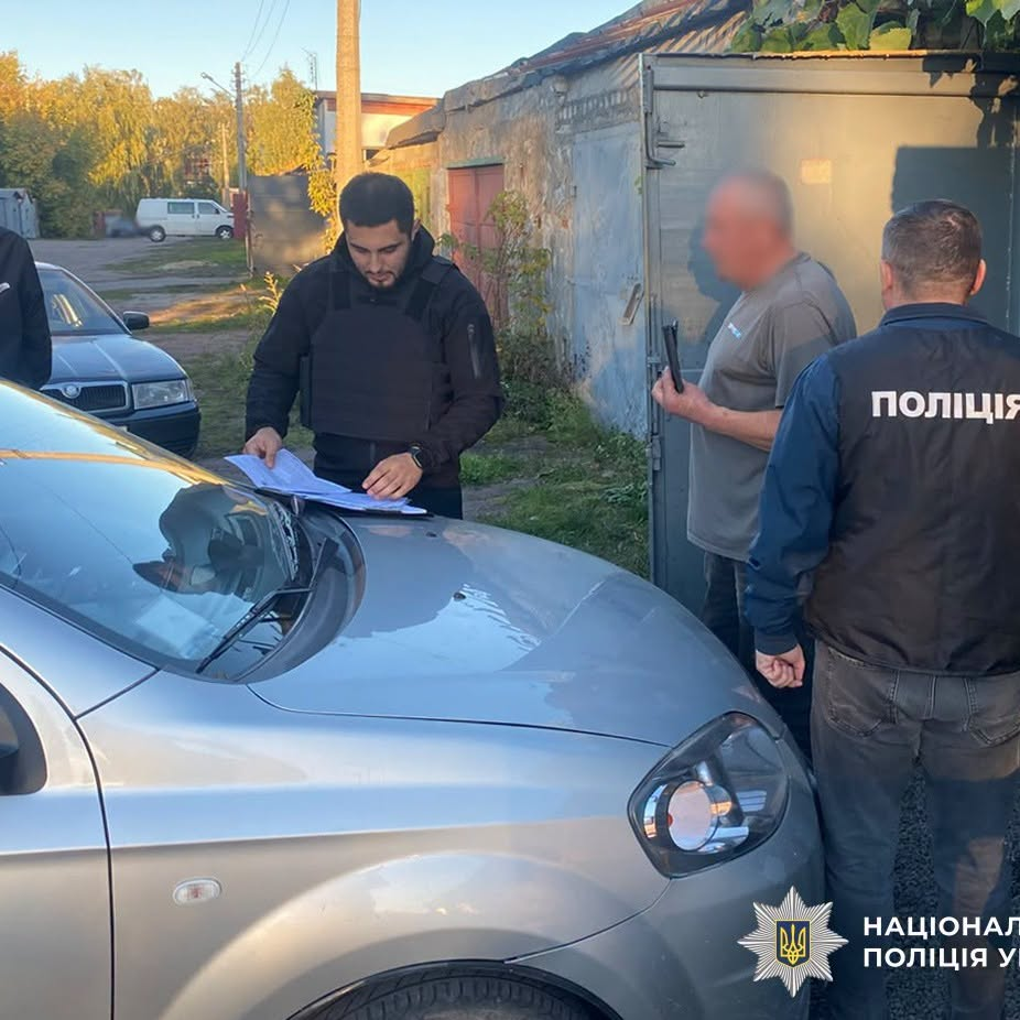Погрожували насильством через неіснуючий борг: у Коростені двох чоловіків затримали під час отримання 8 тисяч доларів - Події. Джерело: Zhitomir-OnLine Погрожували насильством через неіснуючий борг: у Коростені двох чоловіків затримали під час отримання 8 тисяч доларів