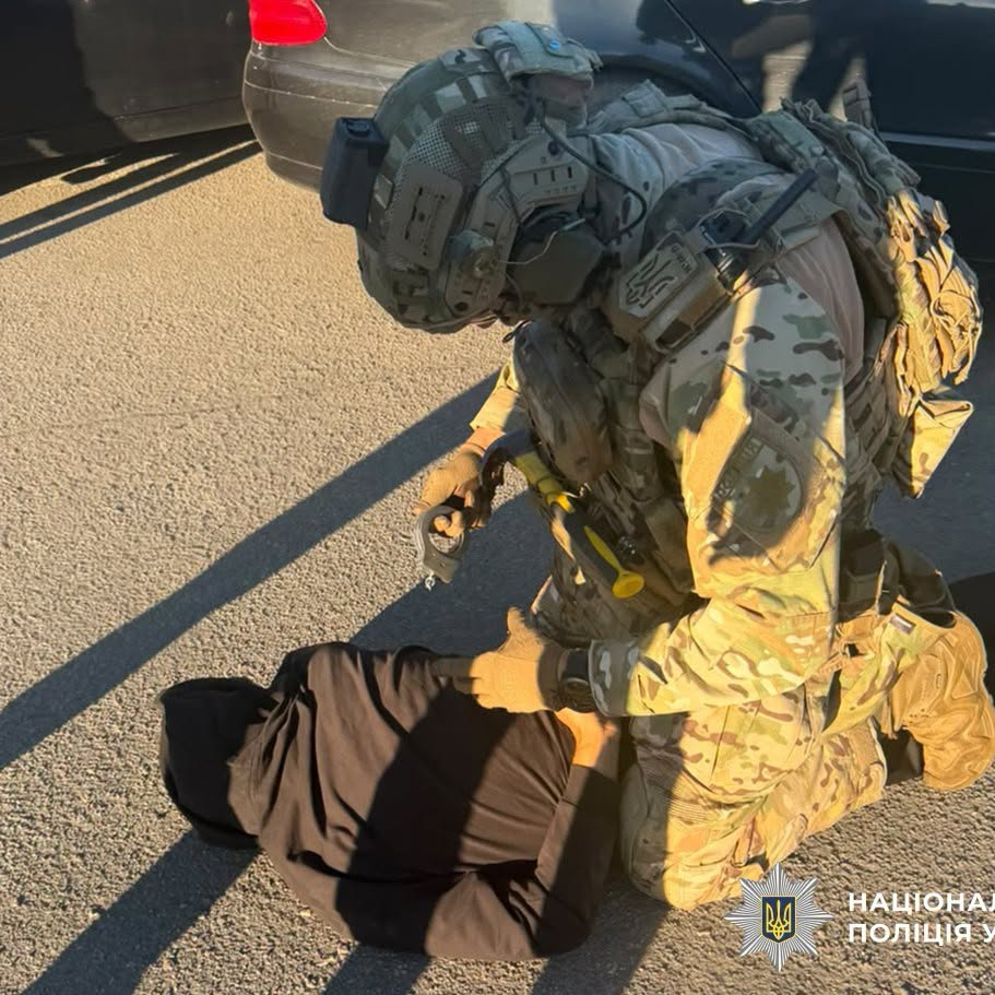 Погрожували насильством через неіснуючий борг: у Коростені двох чоловіків затримали під час отримання 8 тисяч доларів - Події. Джерело: Zhitomir-OnLine Погрожували насильством через неіснуючий борг: у Коростені двох чоловіків затримали під час отримання 8 тисяч доларів