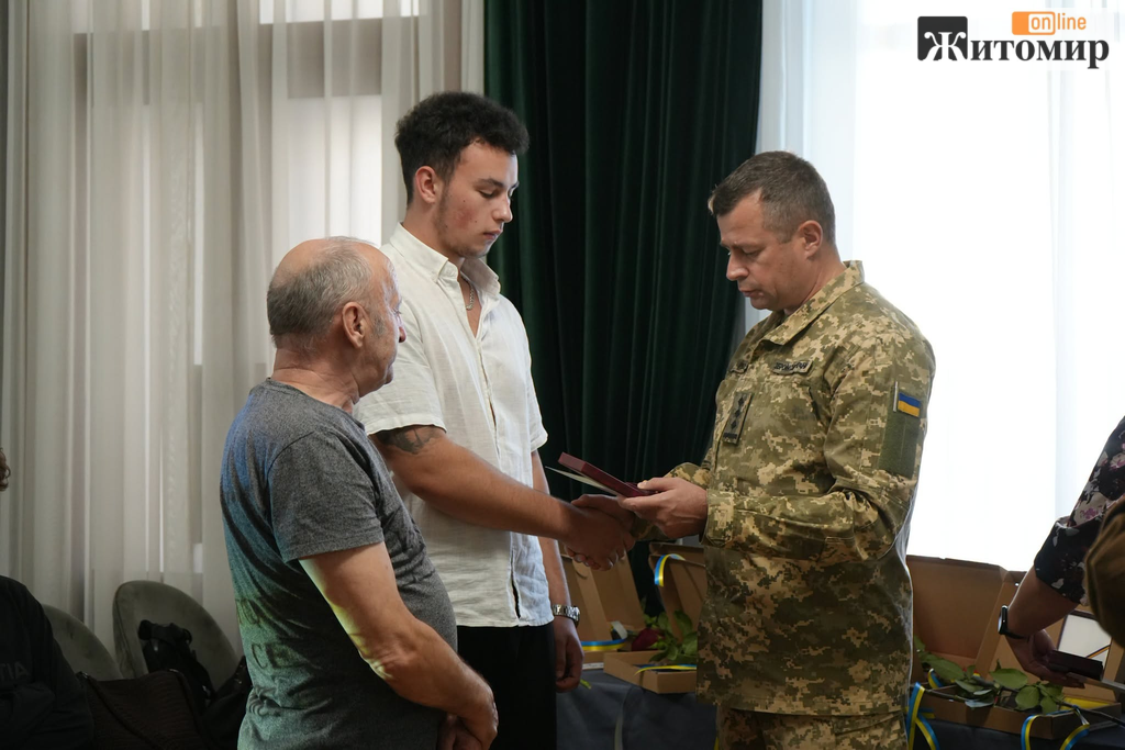 У Житомирі родинам 11 загиблих захисників вручили посмертні відзнаки - Події. Джерело: Zhitomir-OnLine У Житомирі родинам 11 загиблих захисників вручили посмертні відзнаки