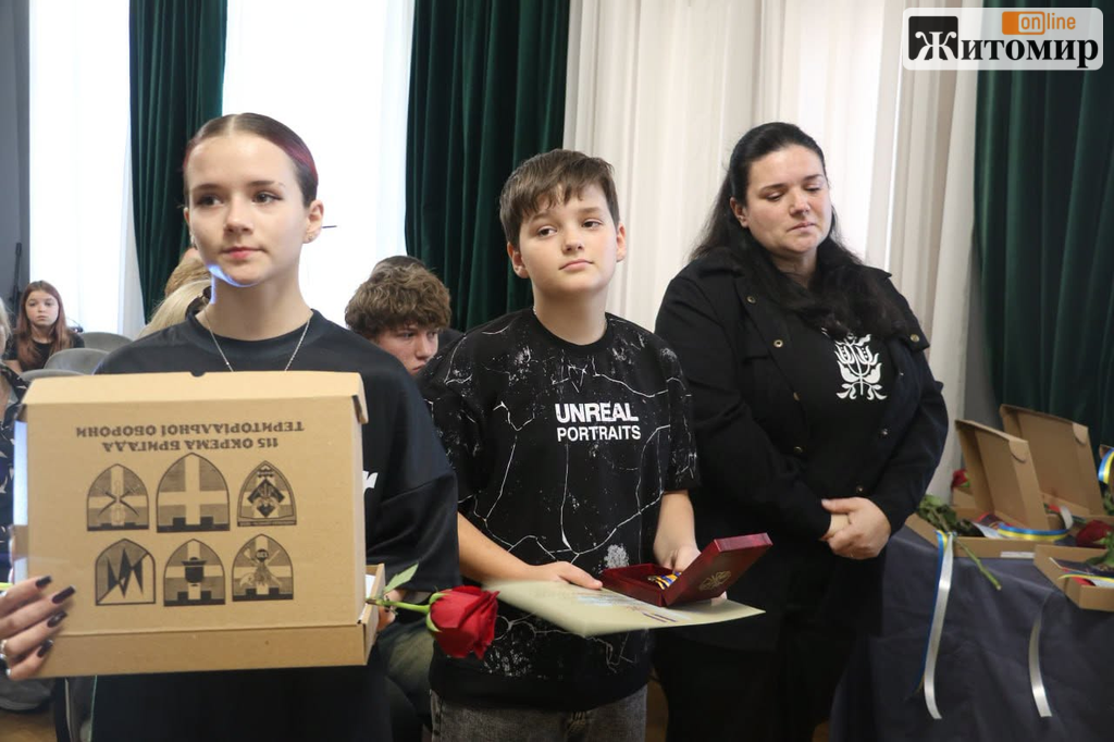 У Житомирі родинам 11 загиблих захисників вручили посмертні відзнаки - Події. Джерело: Zhitomir-OnLine У Житомирі родинам 11 загиблих захисників вручили посмертні відзнаки