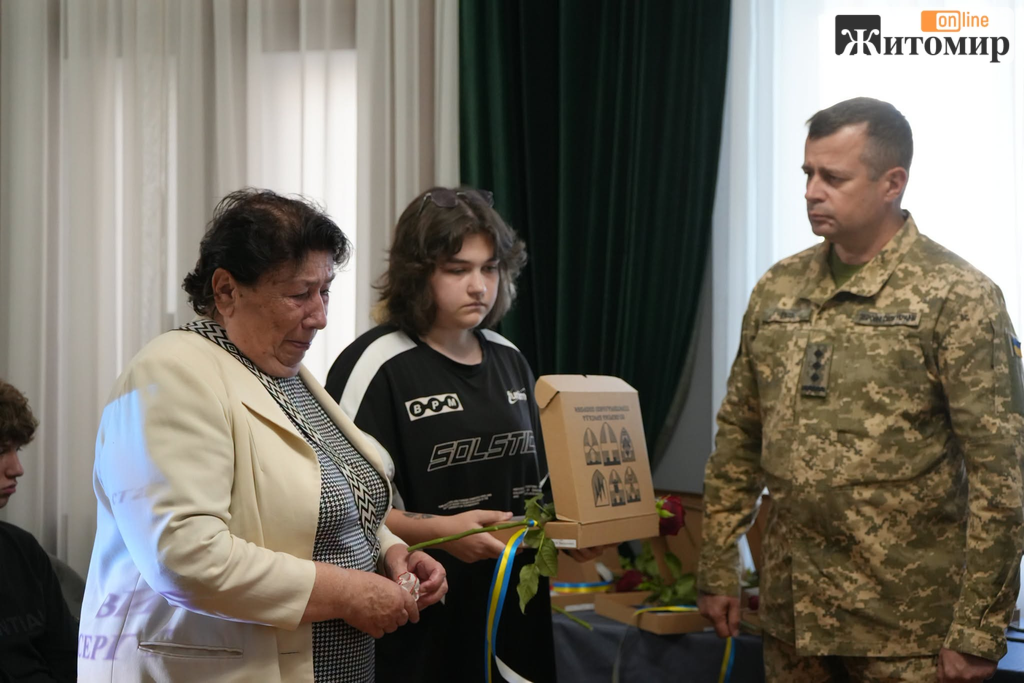 У Житомирі родинам 11 загиблих захисників вручили посмертні відзнаки - Події. Джерело: Zhitomir-OnLine У Житомирі родинам 11 загиблих захисників вручили посмертні відзнаки