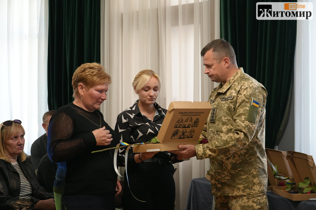 У Житомирі родинам 11 загиблих захисників вручили посмертні відзнаки - Події. Джерело: Zhitomir-OnLine У Житомирі родинам 11 загиблих захисників вручили посмертні відзнаки