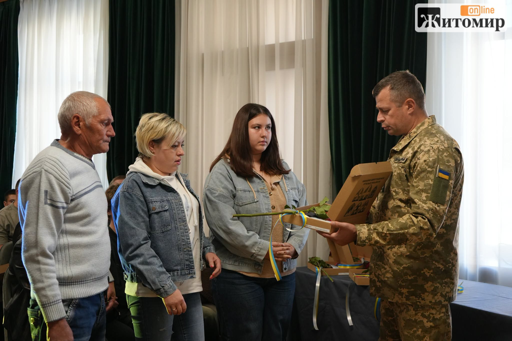 У Житомирі родинам 11 загиблих захисників вручили посмертні відзнаки - Події. Джерело: Zhitomir-OnLine У Житомирі родинам 11 загиблих захисників вручили посмертні відзнаки