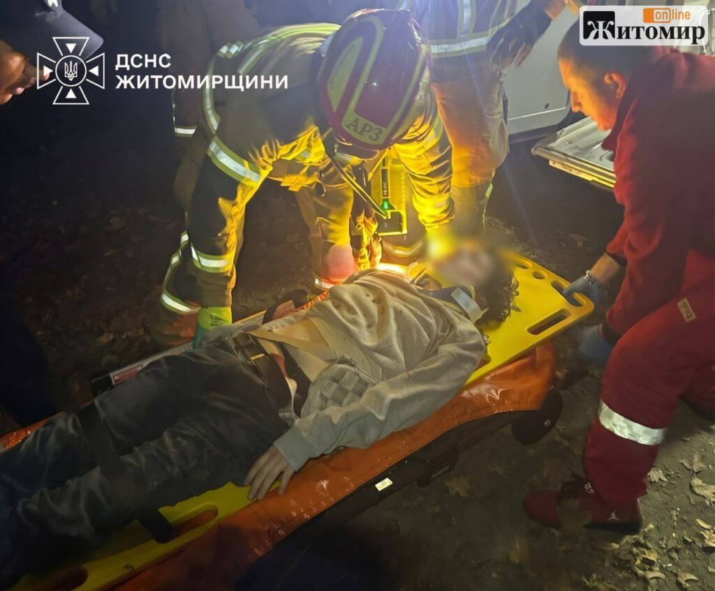 Напівсвідомий стан та 10 метрів висоти: рятувальники витягли хлопця, який зірвався з житомирського мосту - фото №1