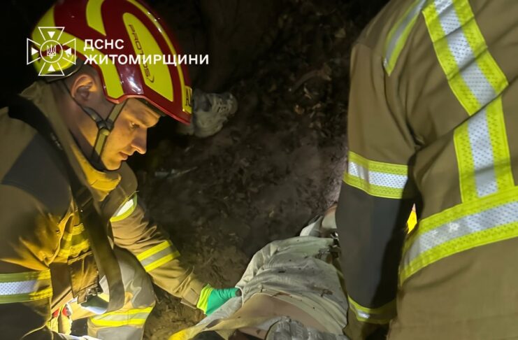 Напівсвідомий стан та 10 метрів висоти: рятувальники витягли хлопця, який зірвався з житомирського мосту