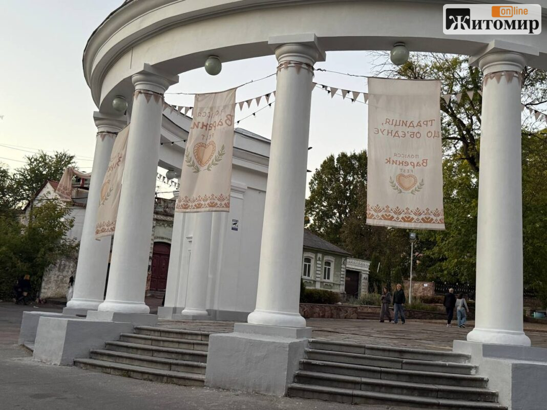 photo_2026-10-04 08.44.08 Після «Вареник FEST» у Житомирі досі висять банери: один уже закрутило навколо дроту