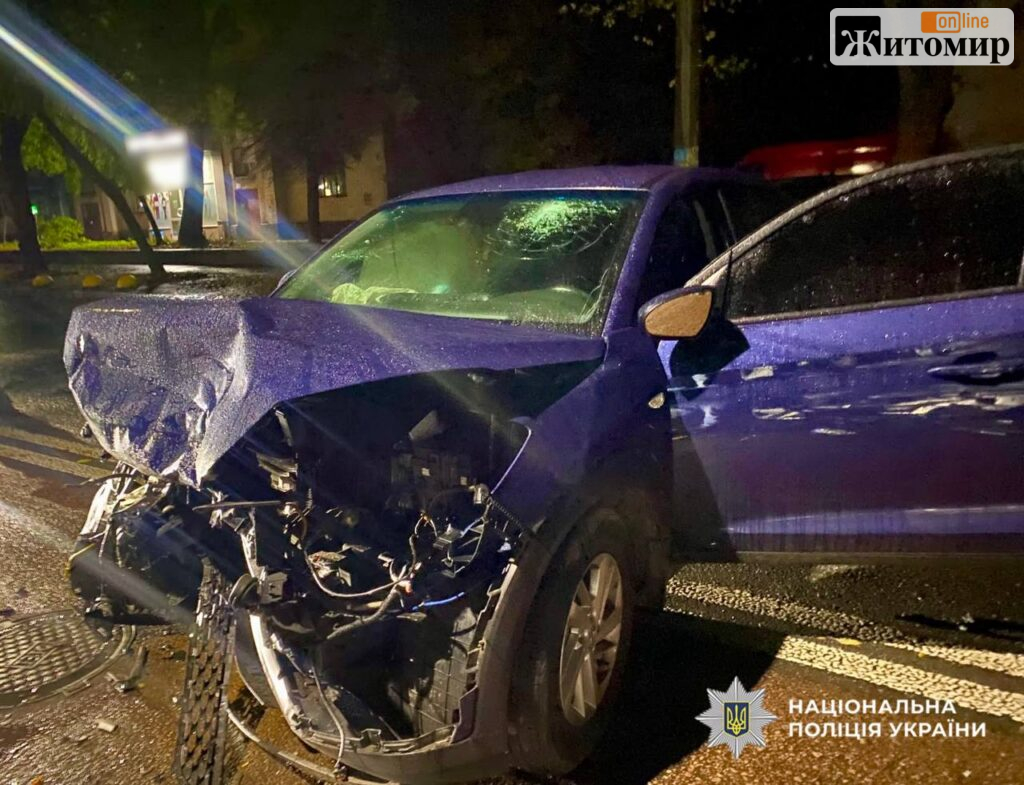 Удар об припарковане авто й виліт на зустрічну смугу в Житомирі закінчилися реанімацією для водія